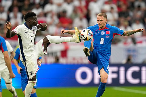 Ondrej Duda challenges for the ball with Bukayo Saka